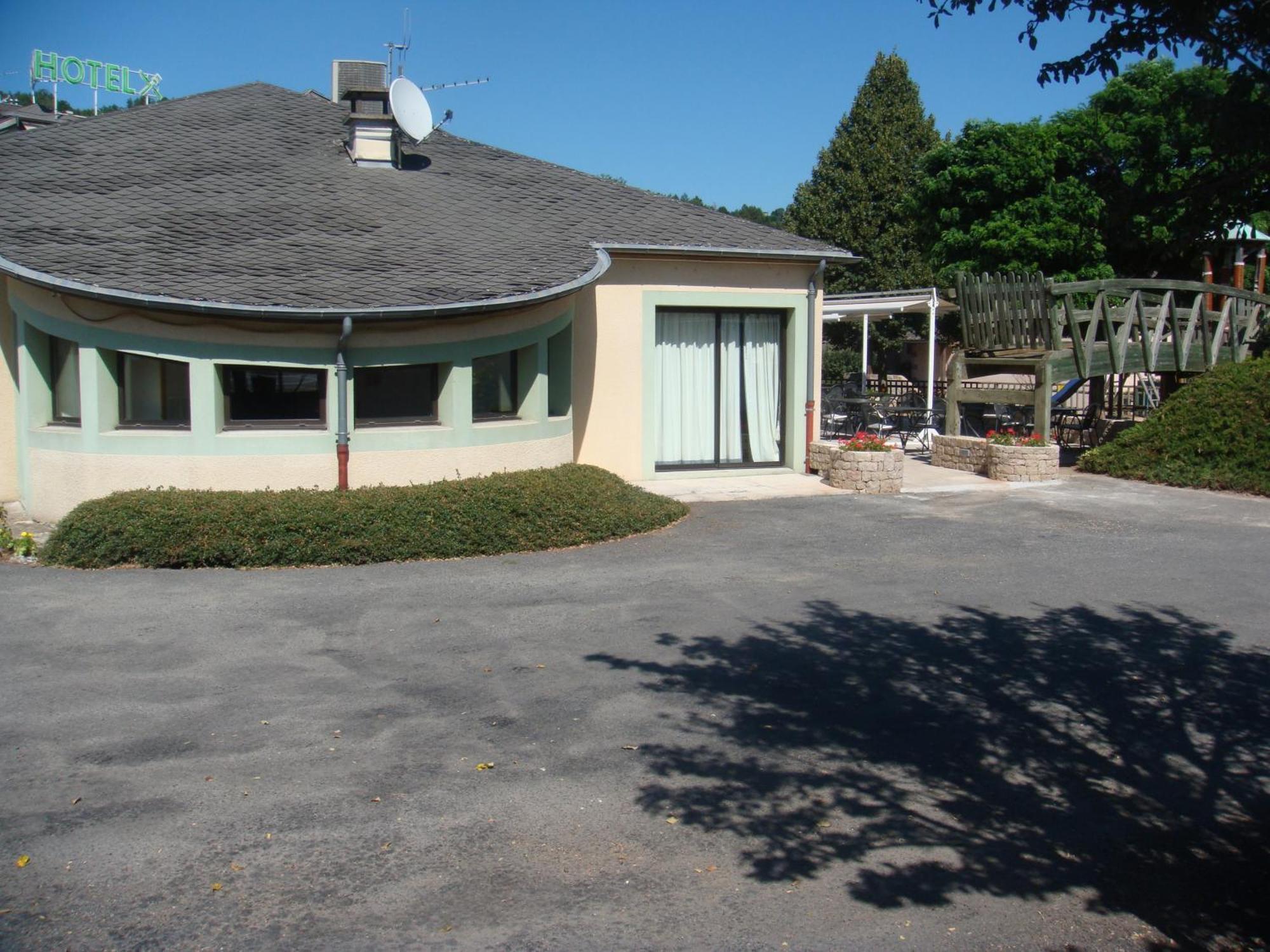 Hotel-Restaurant Le Calice Du Gevaudan - A75 Banassac Eksteriør billede