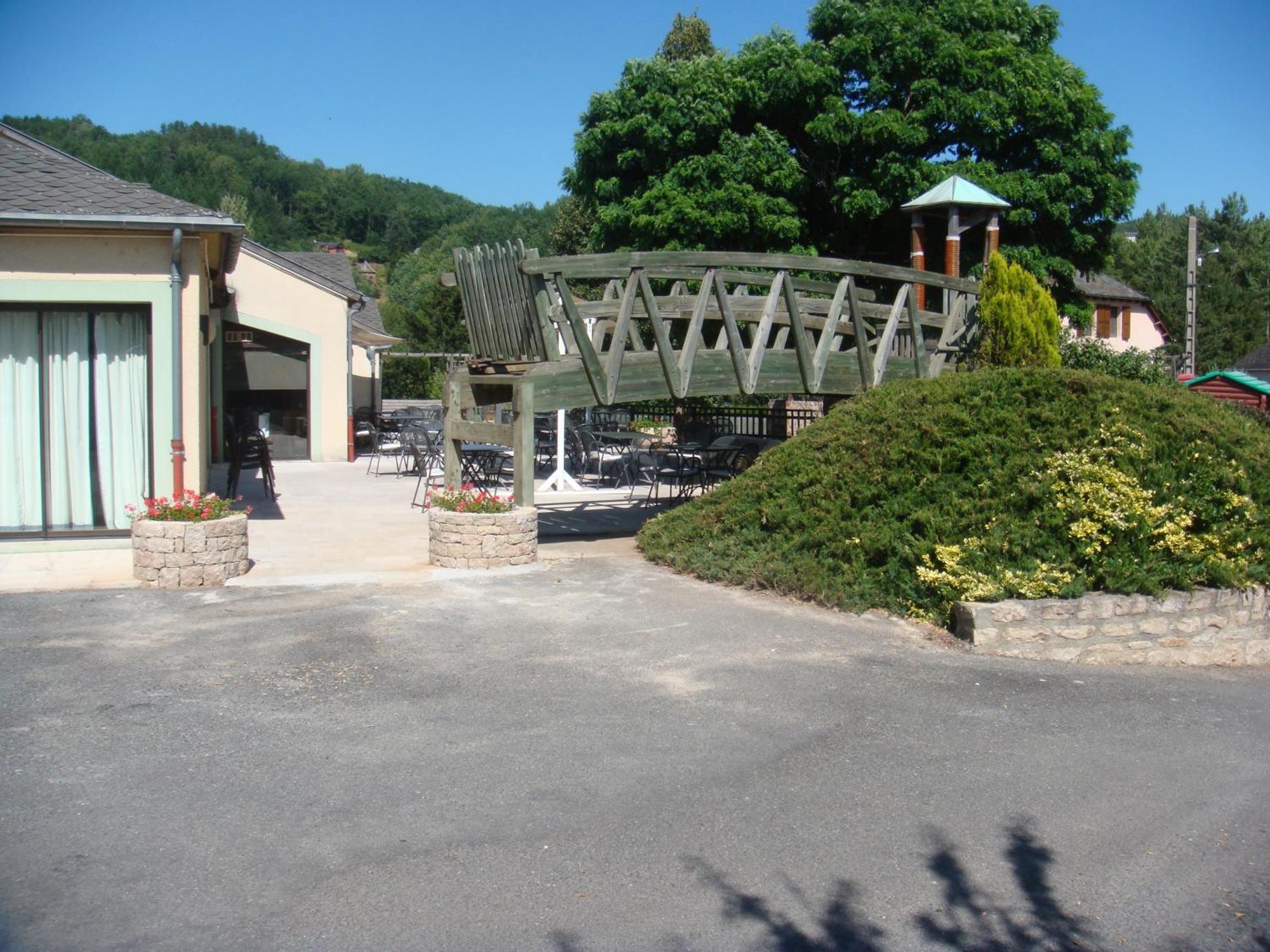 Hotel-Restaurant Le Calice Du Gevaudan - A75 Banassac Eksteriør billede