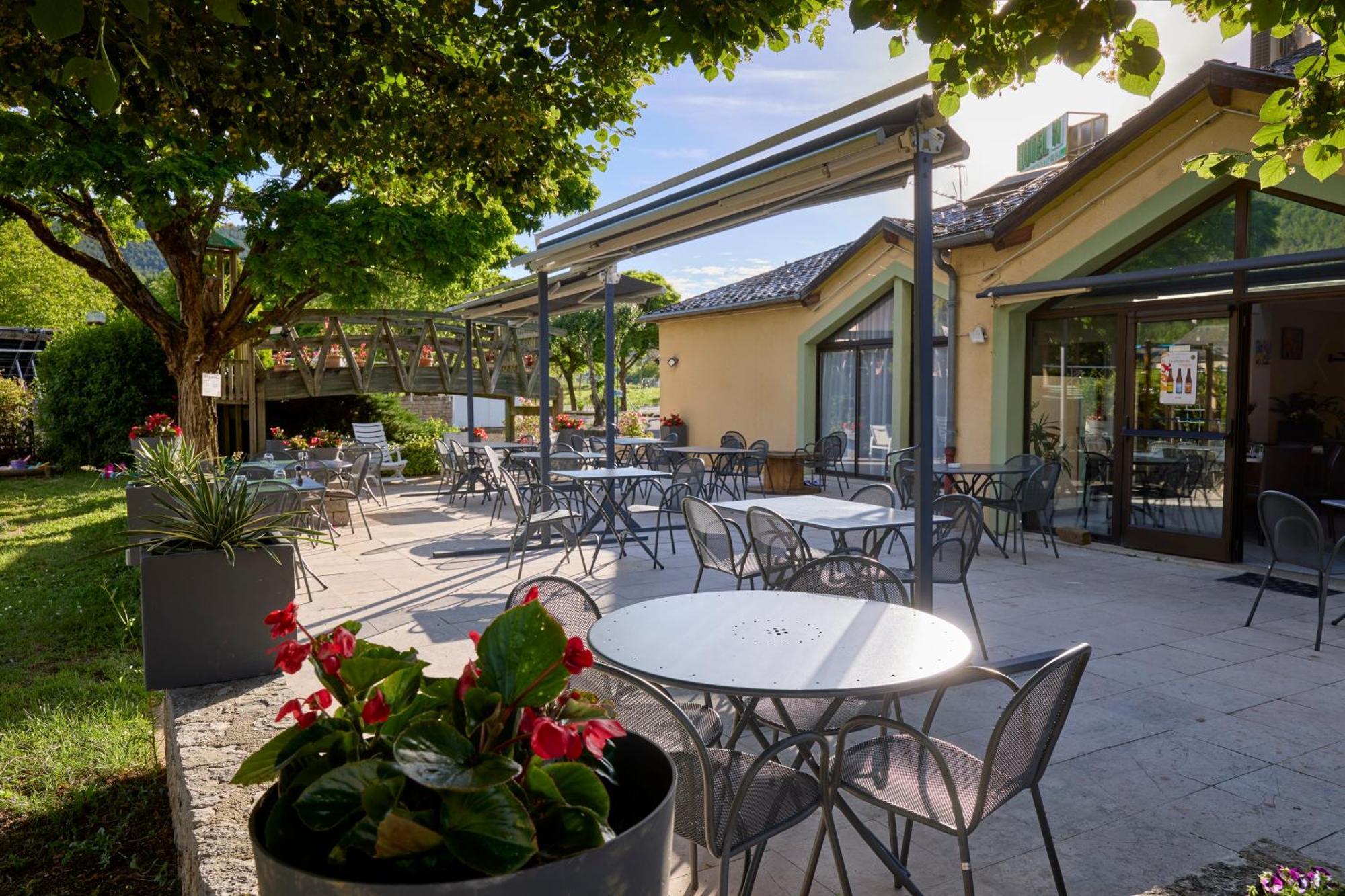 Hotel-Restaurant Le Calice Du Gevaudan - A75 Banassac Eksteriør billede