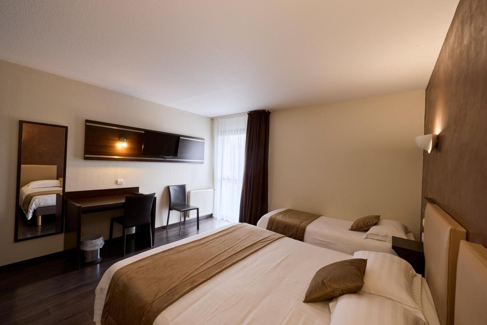 Hotel-Restaurant Le Calice Du Gevaudan - A75 Banassac Eksteriør billede