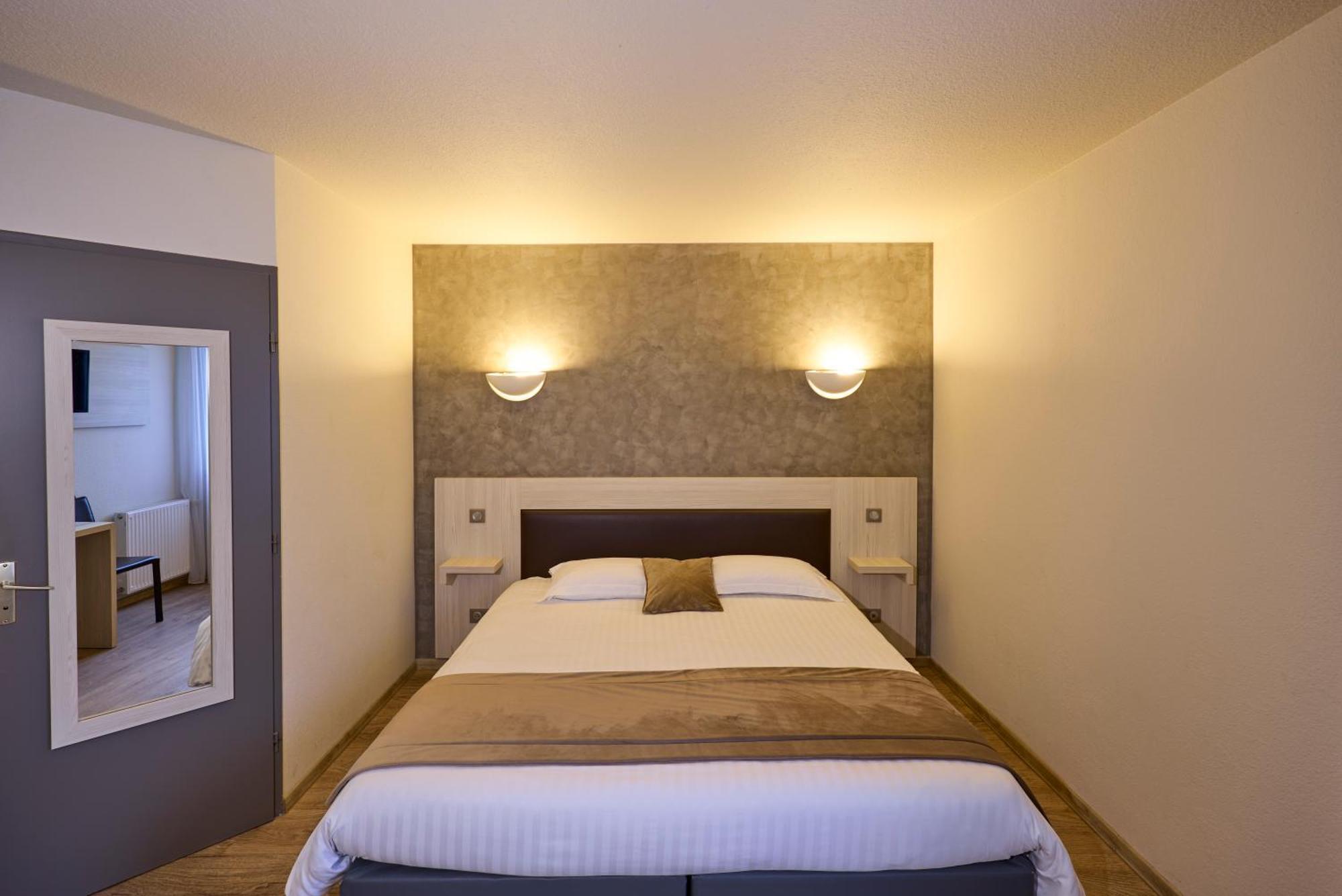 Hotel-Restaurant Le Calice Du Gevaudan - A75 Banassac Eksteriør billede