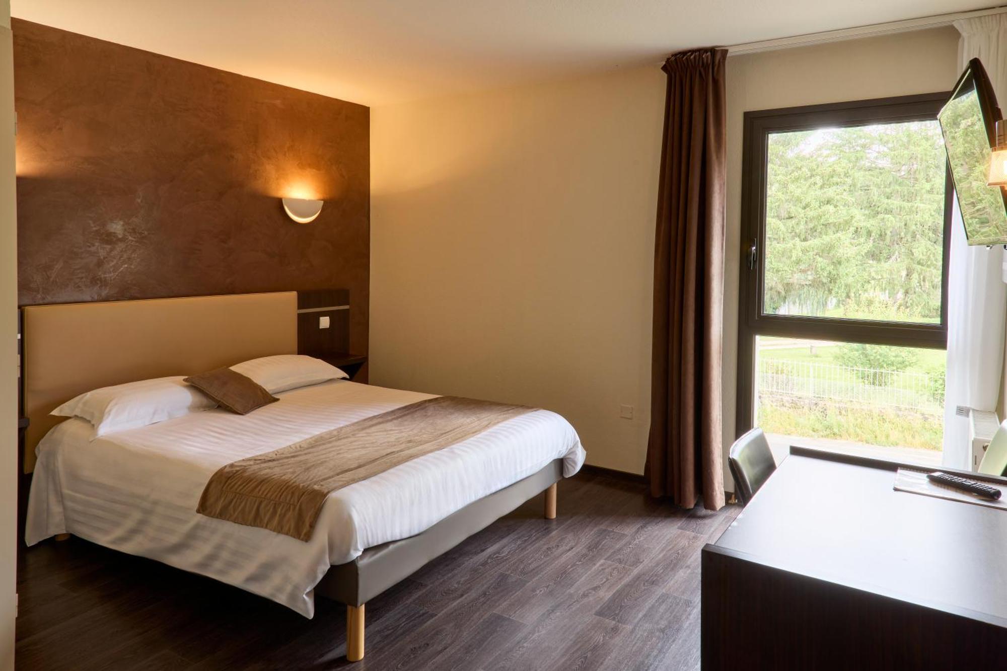Hotel-Restaurant Le Calice Du Gevaudan - A75 Banassac Eksteriør billede