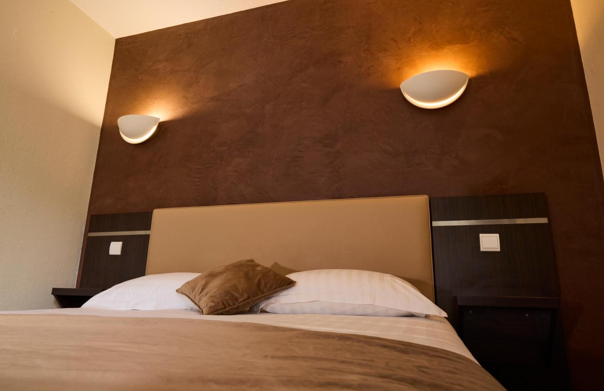 Hotel-Restaurant Le Calice Du Gevaudan - A75 Banassac Eksteriør billede